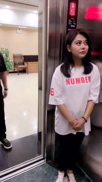 电梯里吃瓜群众,揭秘吃瓜群众的日常