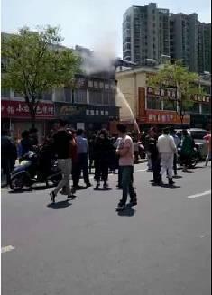 盐城吃瓜群众图片高清,捕捉夏日街头趣味瞬间