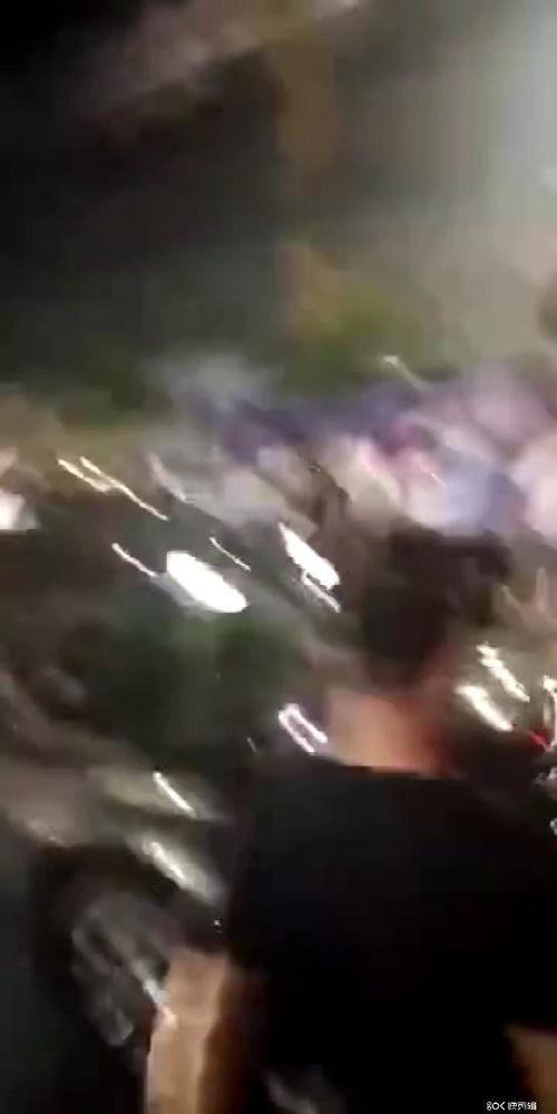 吵架吃瓜群众围观图片