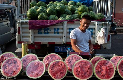夏天吃瓜群众拍摄,瓜影摇曳——夏日吃瓜群众镜头下的清凉时光