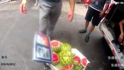 干警与吃瓜群众