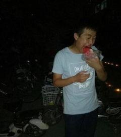 吃瓜群众都抢镜了怎么办,吃瓜群众抢镜成焦点