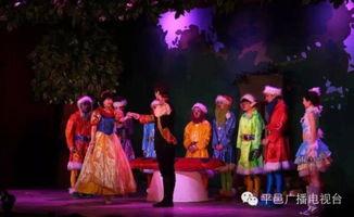 吃瓜群众话剧表演,一场话剧中的社会众生相