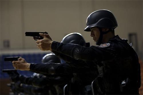 特警力量吃瓜群众受伤,紧急救援现场直击