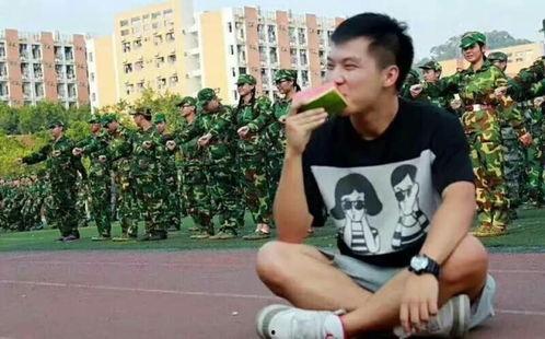 军训教官吃瓜群众,军训教官成“吃瓜群众”焦点