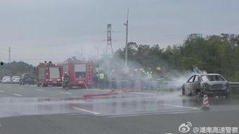 交警处理事故吃瓜群众